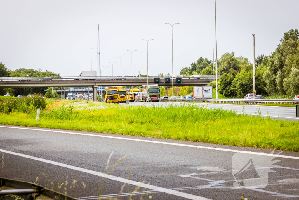 Snelweg dicht door gekantelde vrachtwagen