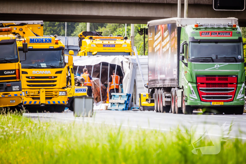 Snelweg dicht door gekantelde vrachtwagen