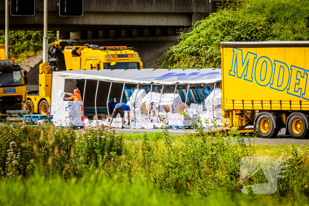 Snelweg dicht door gekantelde vrachtwagen