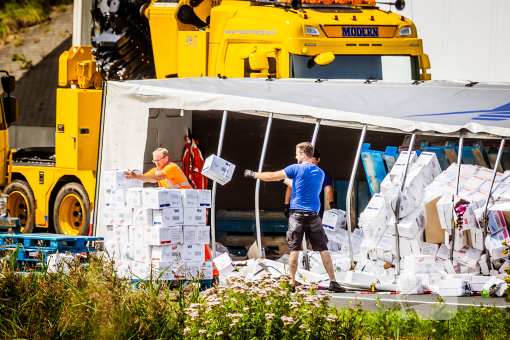 Snelweg dicht door gekantelde vrachtwagen