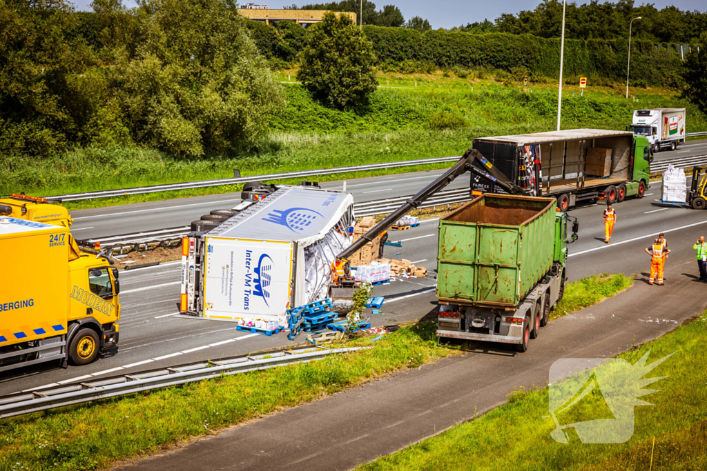 Snelweg dicht door gekantelde vrachtwagen