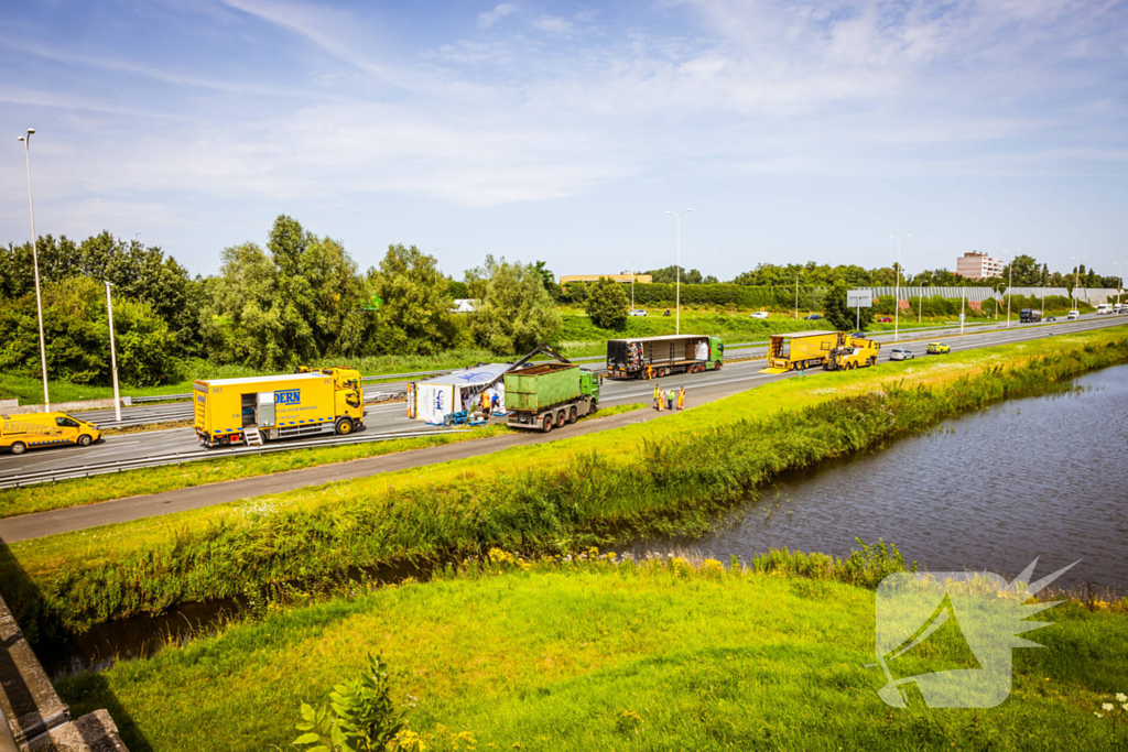 Snelweg dicht door gekantelde vrachtwagen