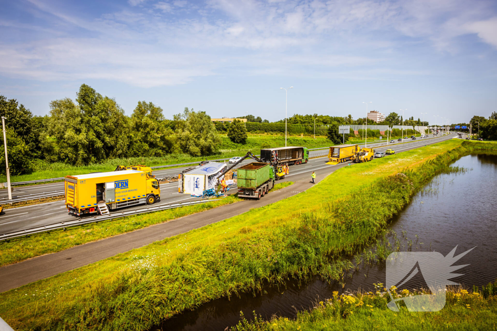 Snelweg dicht door gekantelde vrachtwagen