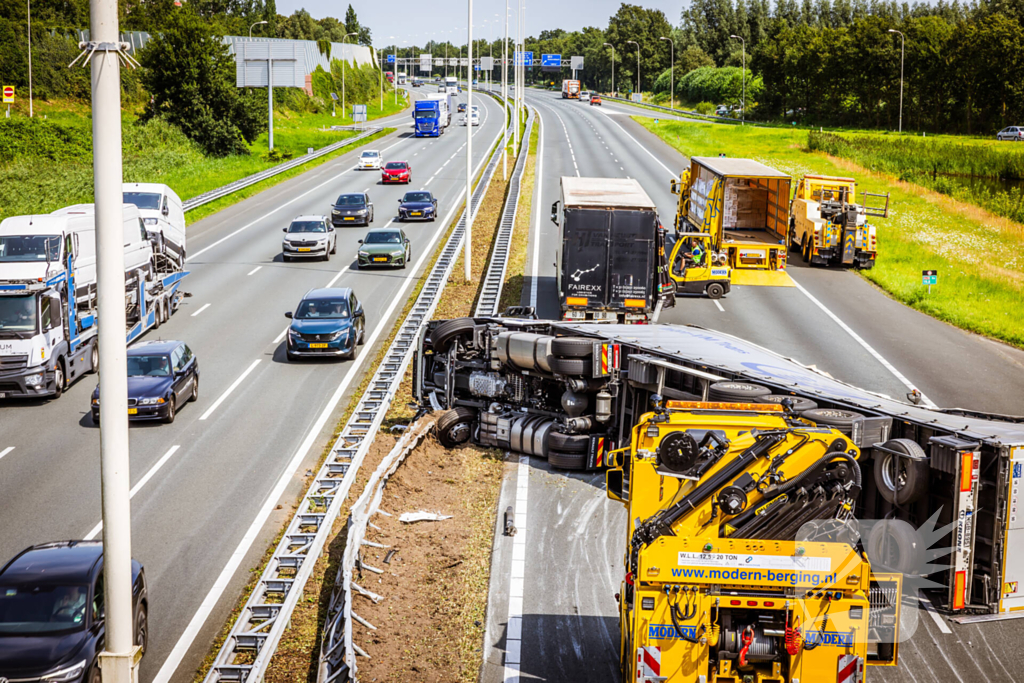 Snelweg dicht door gekantelde vrachtwagen