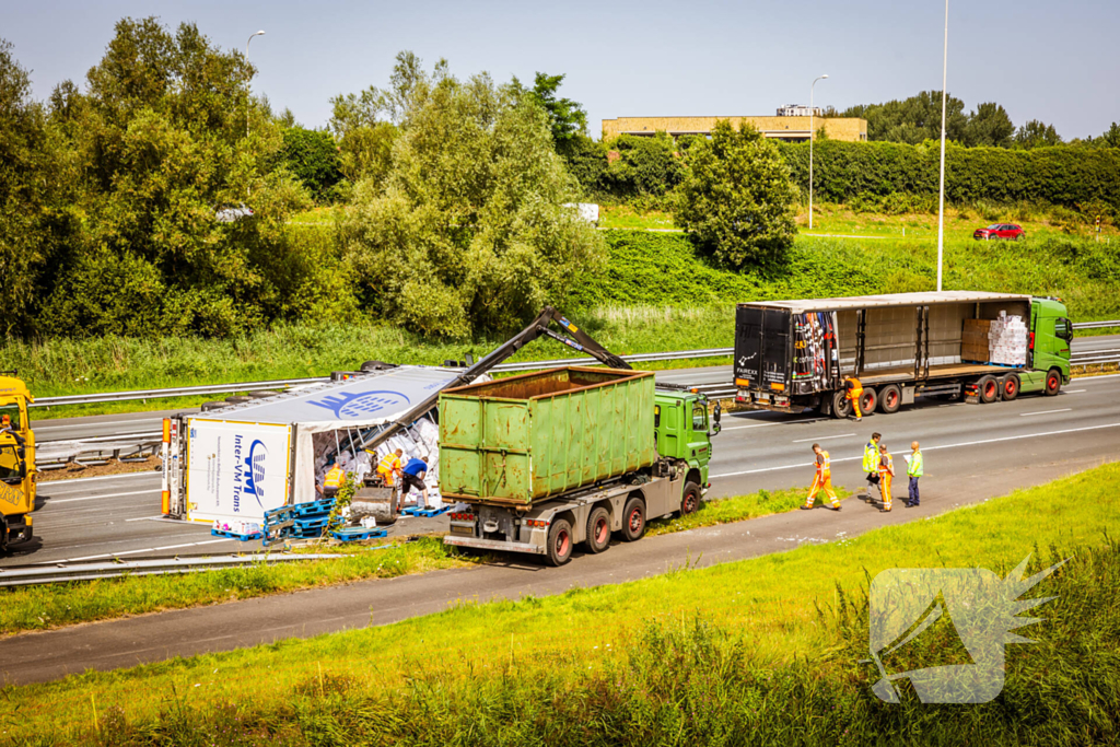 Snelweg dicht door gekantelde vrachtwagen