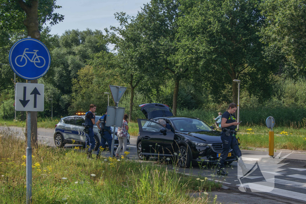 Fietser en automobilist met elkaar in botsing op rotonde