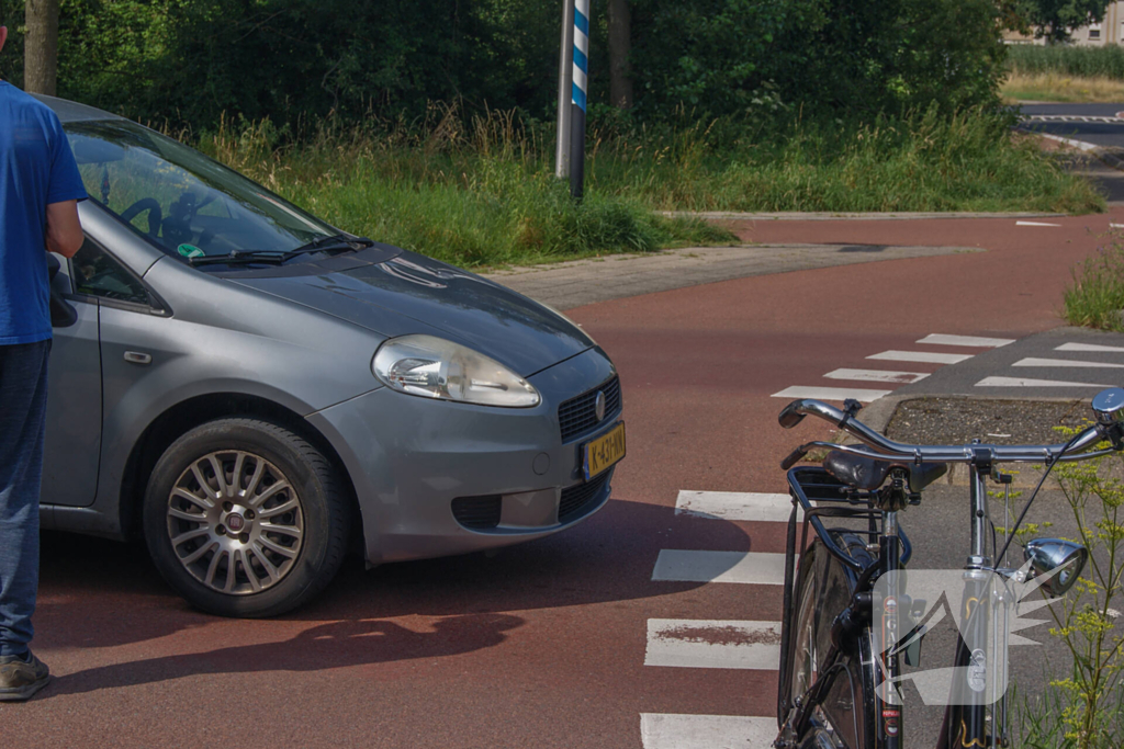 Fietser en automobilist met elkaar in botsing op rotonde