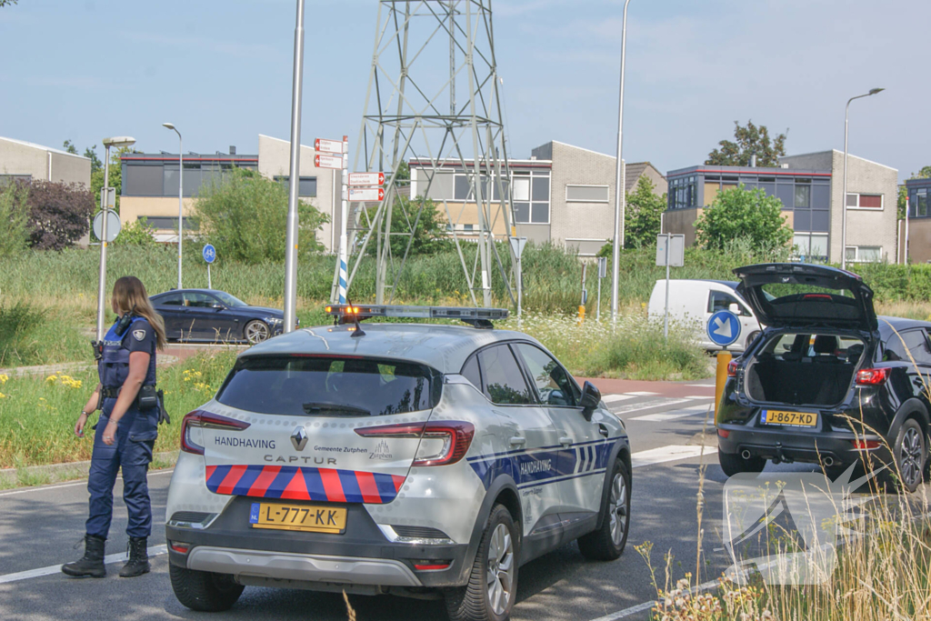 Fietser en automobilist met elkaar in botsing op rotonde