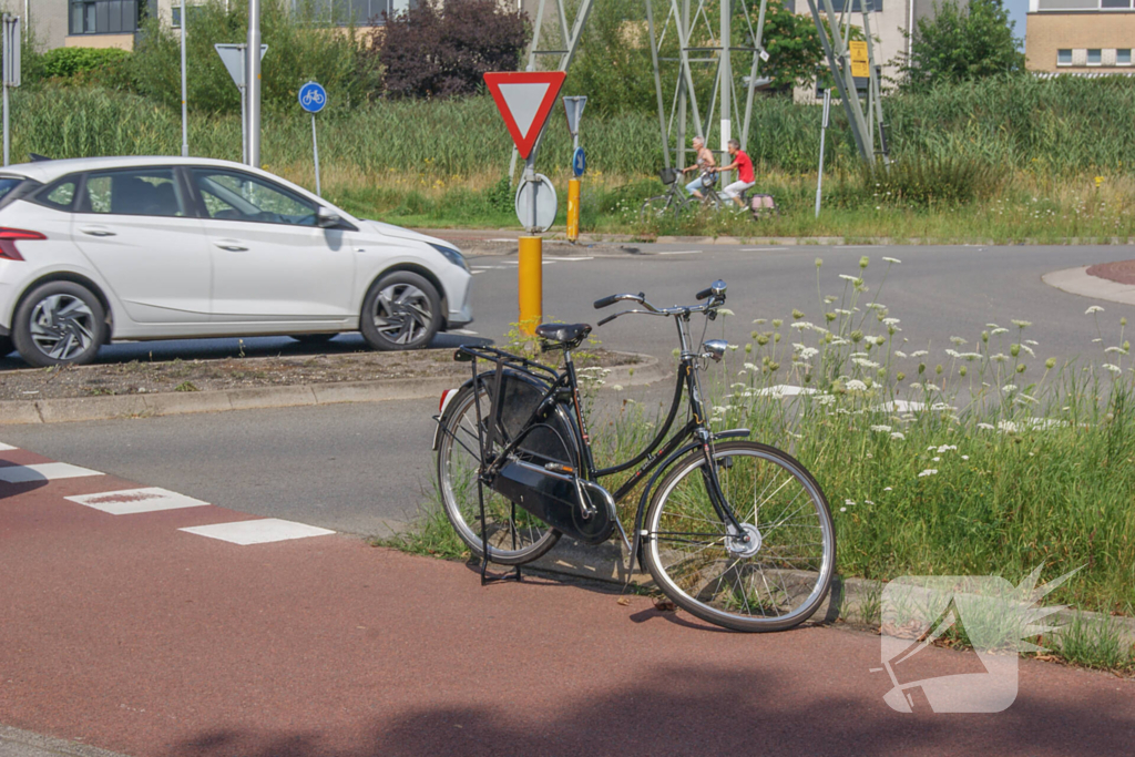 Fietser en automobilist met elkaar in botsing op rotonde