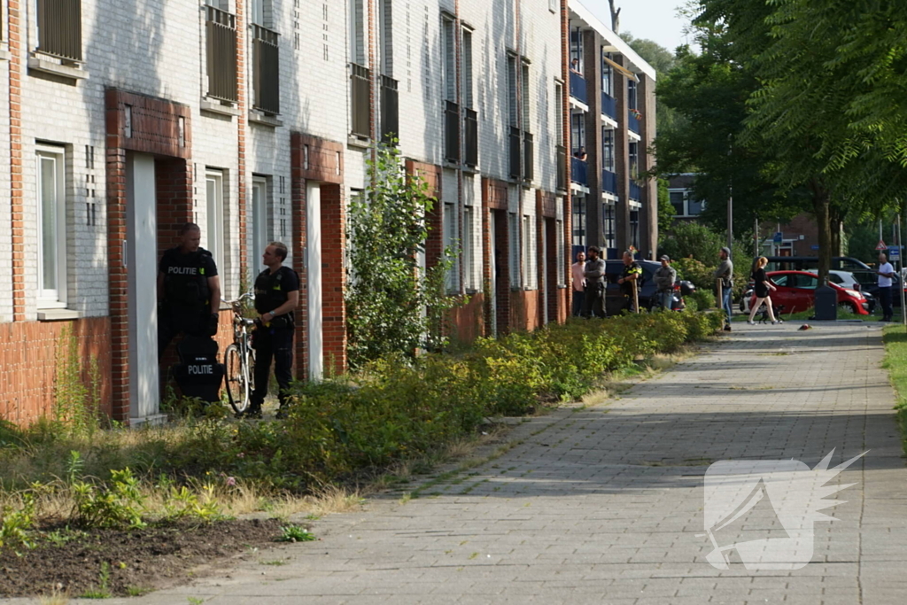 Agenten in kogelwerende vesten en Dienst Speciale Interventies bij inval in woning