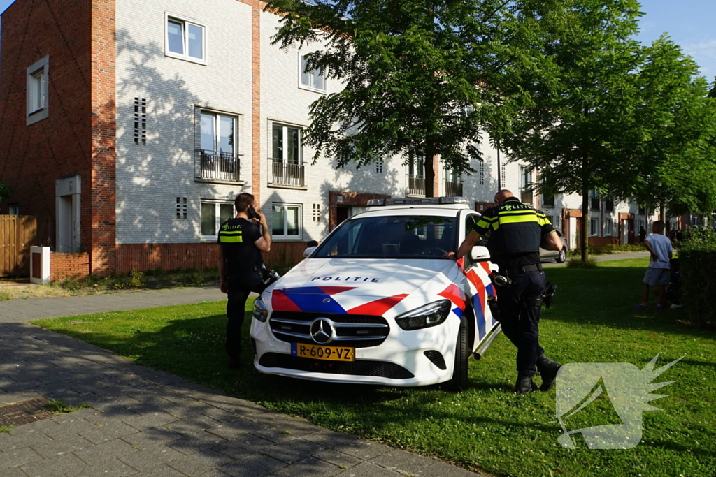 Agenten in kogelwerende vesten en Dienst Speciale Interventies bij inval in woning