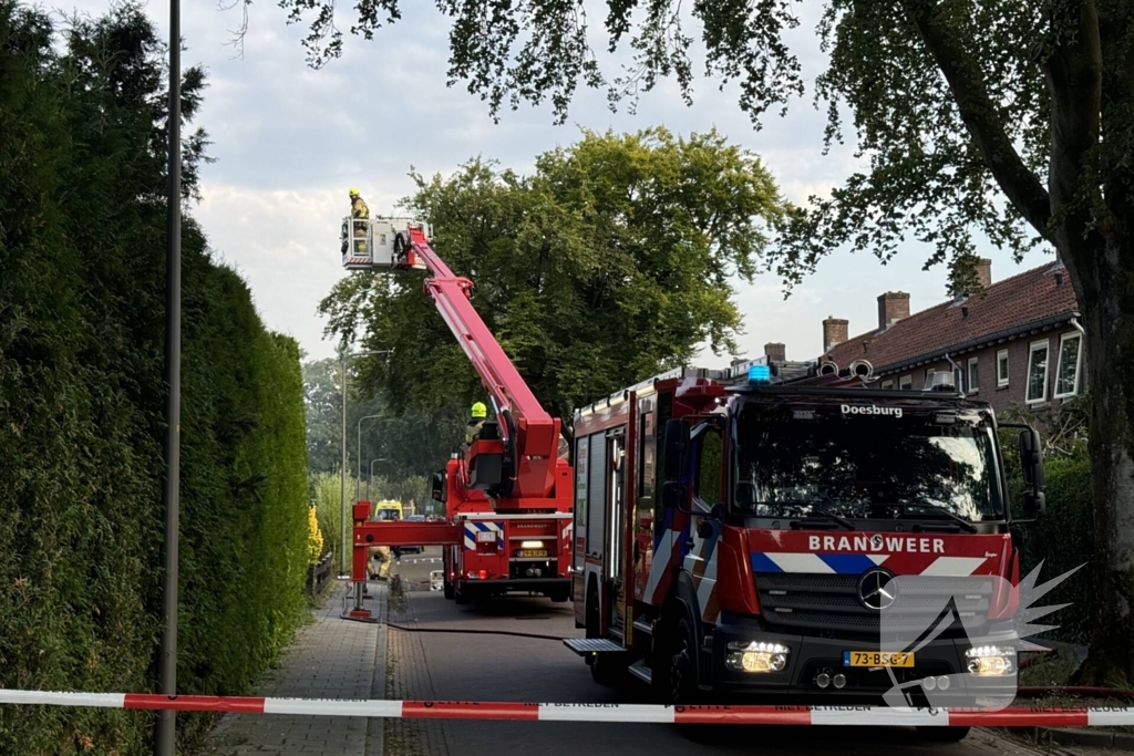 Brandweer blust middelbrand in woning