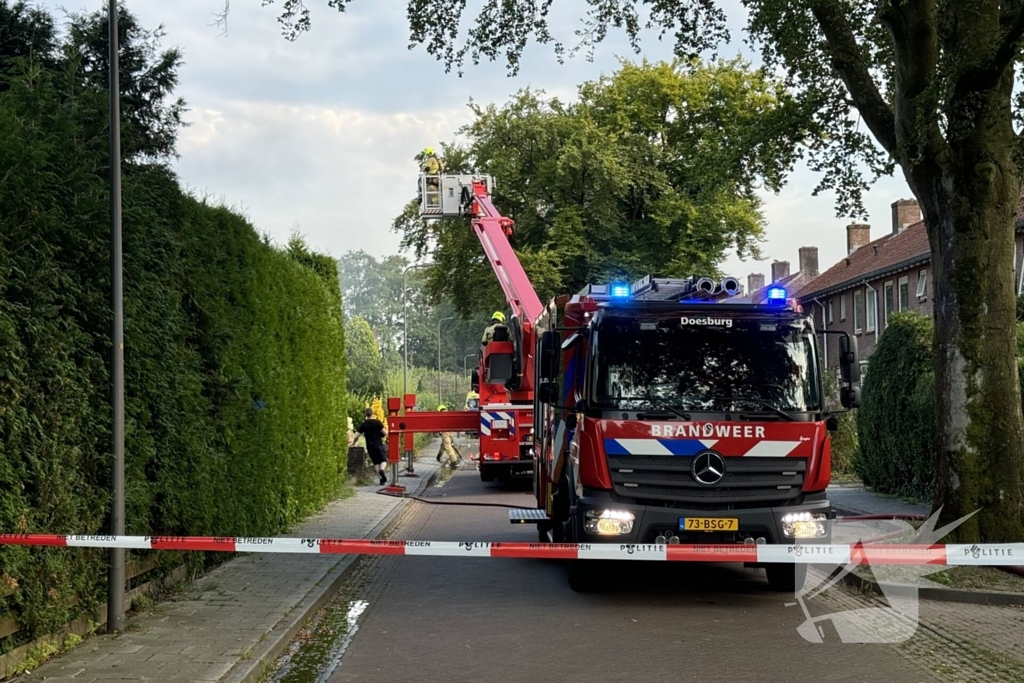 Brandweer blust middelbrand in woning