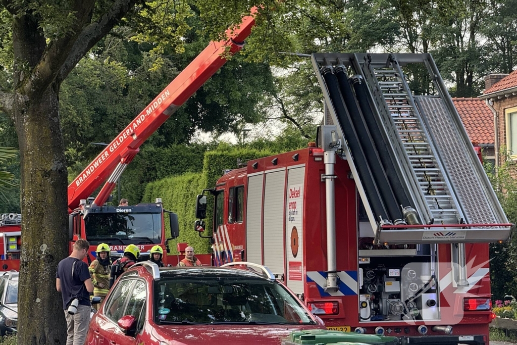 Brandweer blust middelbrand in woning