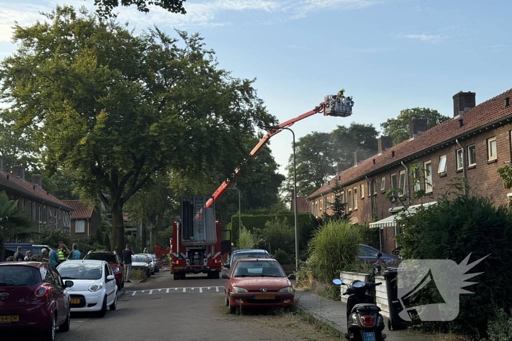 Brandweer blust middelbrand in woning