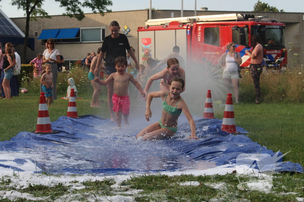 Jong en oud genieten bij waterfestijn