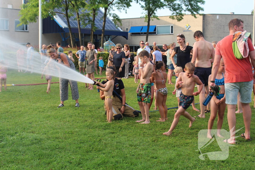 Jong en oud genieten bij waterfestijn