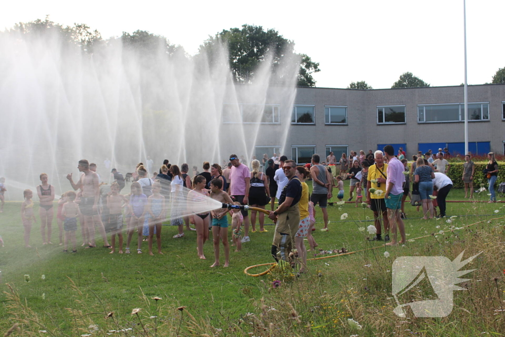 Jong en oud genieten bij waterfestijn