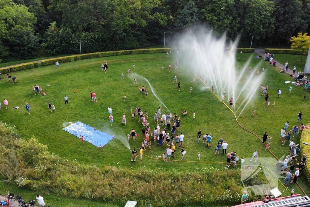 Jong en oud genieten bij waterfestijn