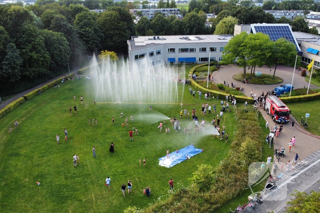 Jong en oud genieten bij waterfestijn