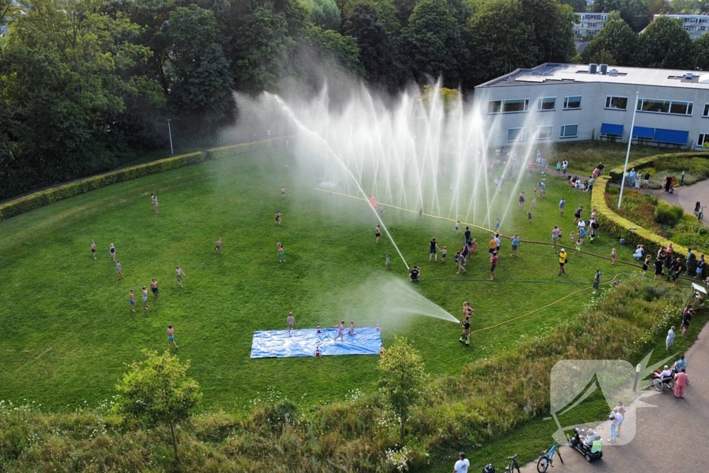 Jong en oud genieten bij waterfestijn