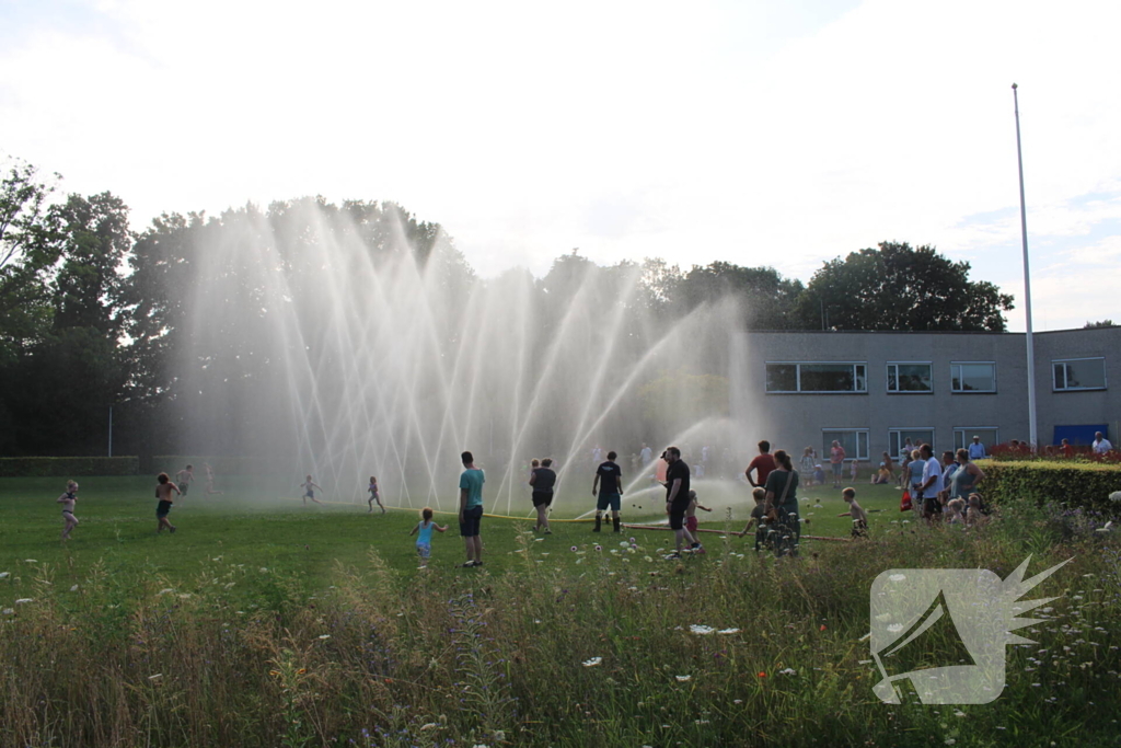 Jong en oud genieten bij waterfestijn