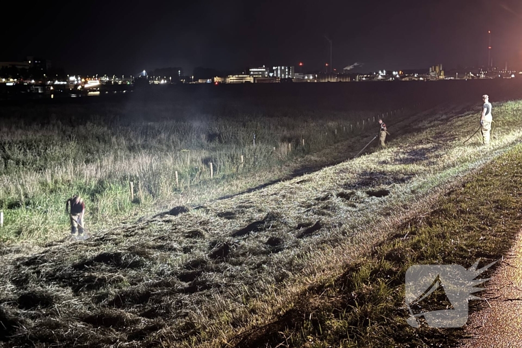 Opnieuw hooi in brand langs dijk