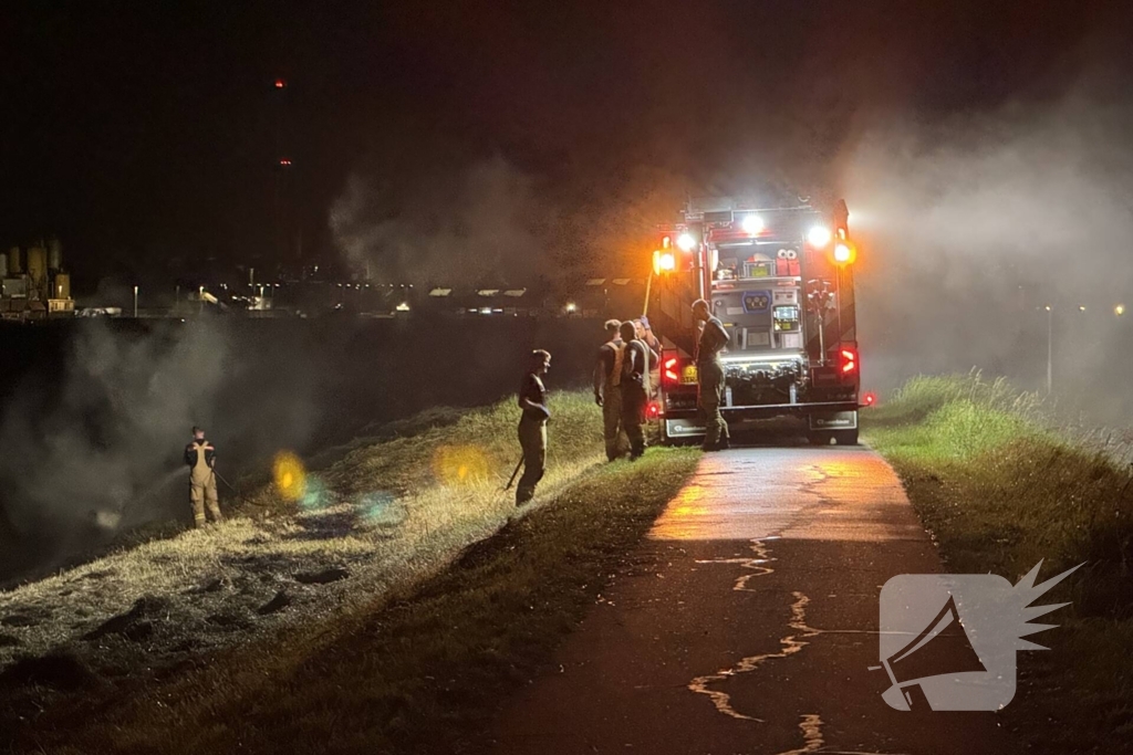 Opnieuw hooi in brand langs dijk