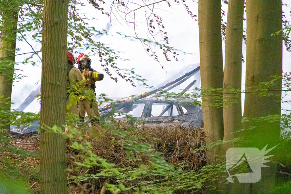 Vrijstaande schuur volledig uitgebrand