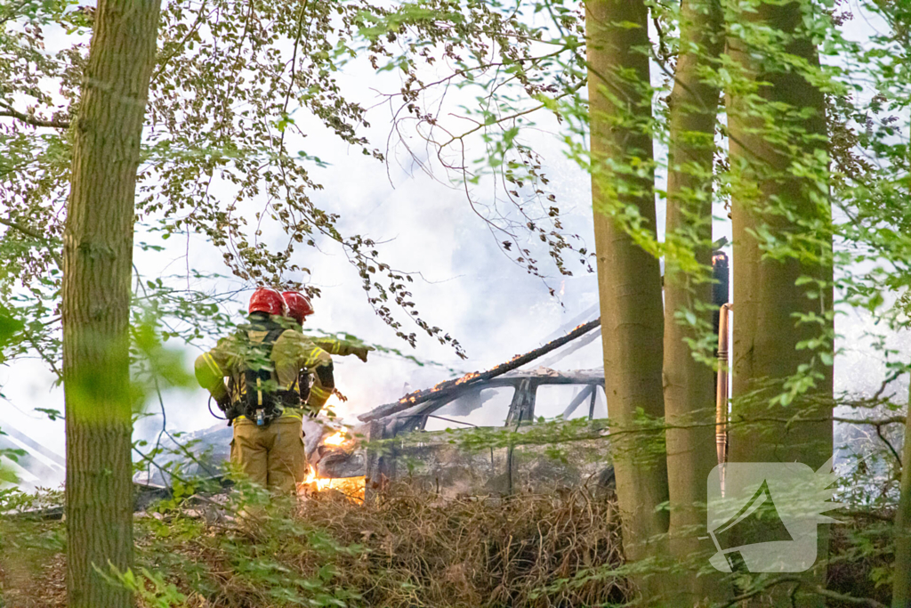 Vrijstaande schuur volledig uitgebrand