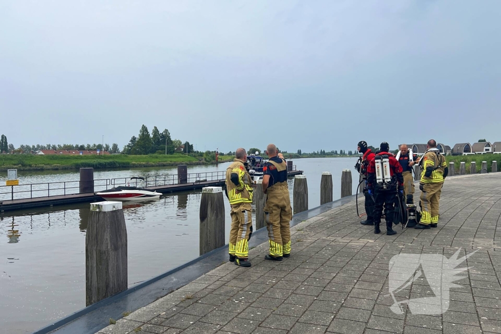 Hulpdiensten en politiehelikopter zoeken naar mogelijke drenkeling