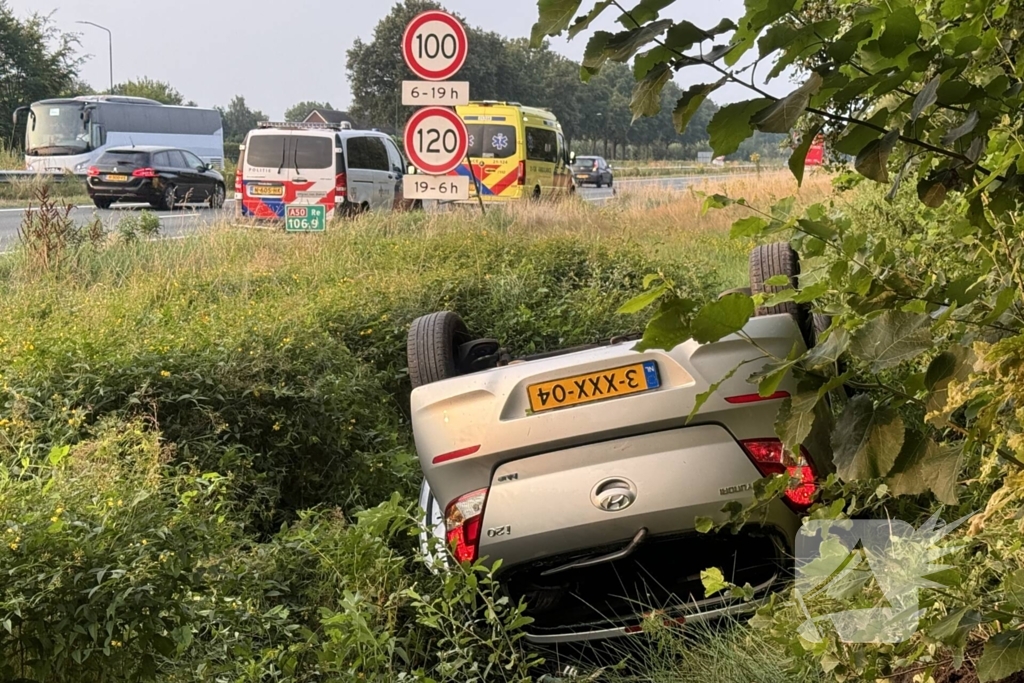 Auto belandt op zijn kop in sloot naast snelweg