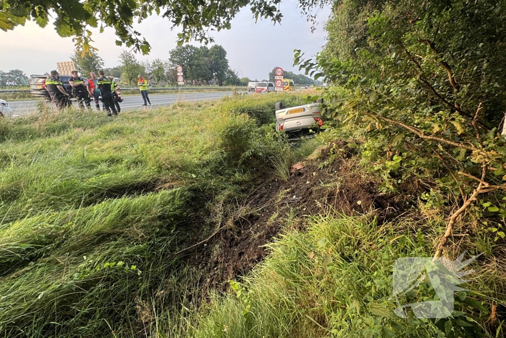 Auto belandt op zijn kop in sloot naast snelweg