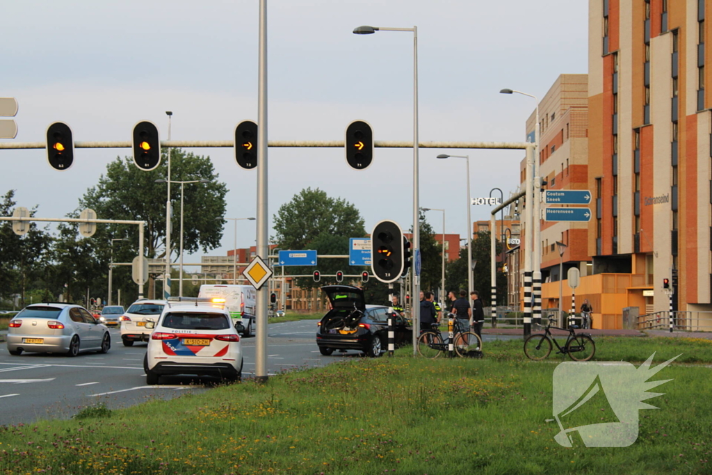 Automobilist schept fietser