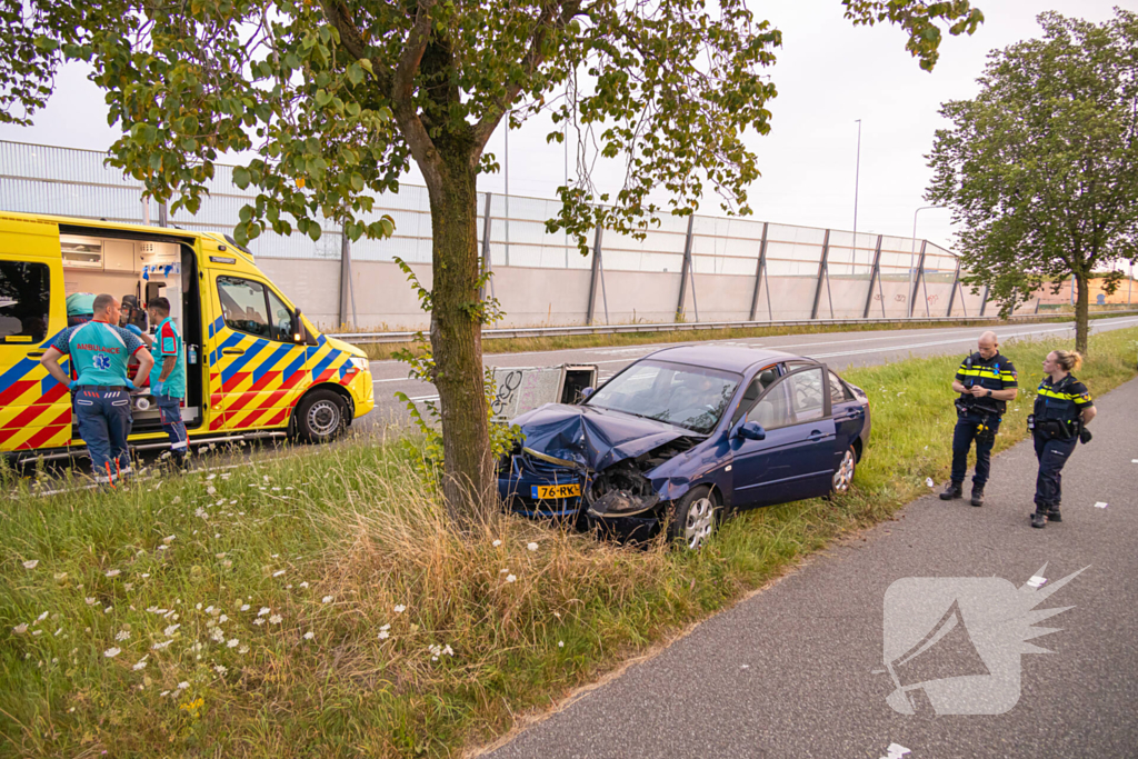 Automobilist gewond bij botsing tegen boom