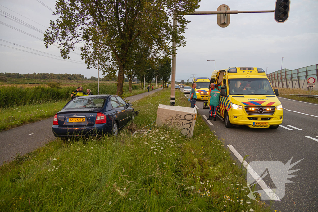 Automobilist gewond bij botsing tegen boom