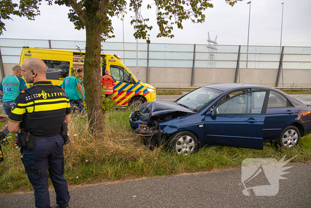 Automobilist gewond bij botsing tegen boom