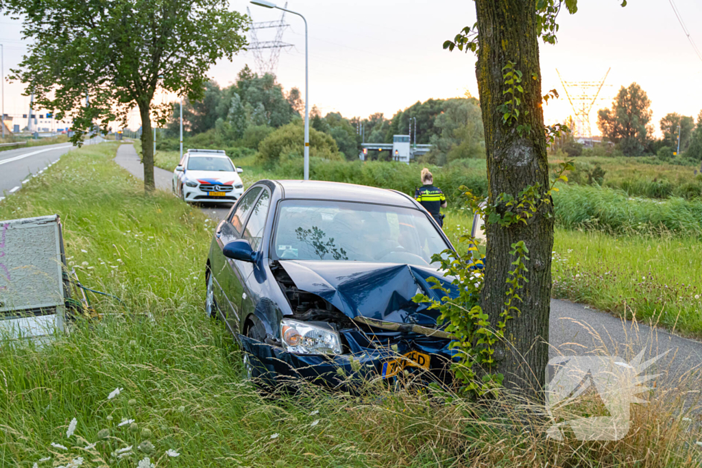 Automobilist gewond bij botsing tegen boom