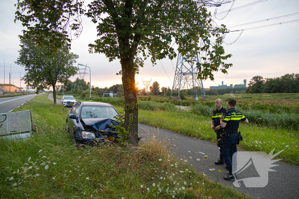 Automobilist gewond bij botsing tegen boom