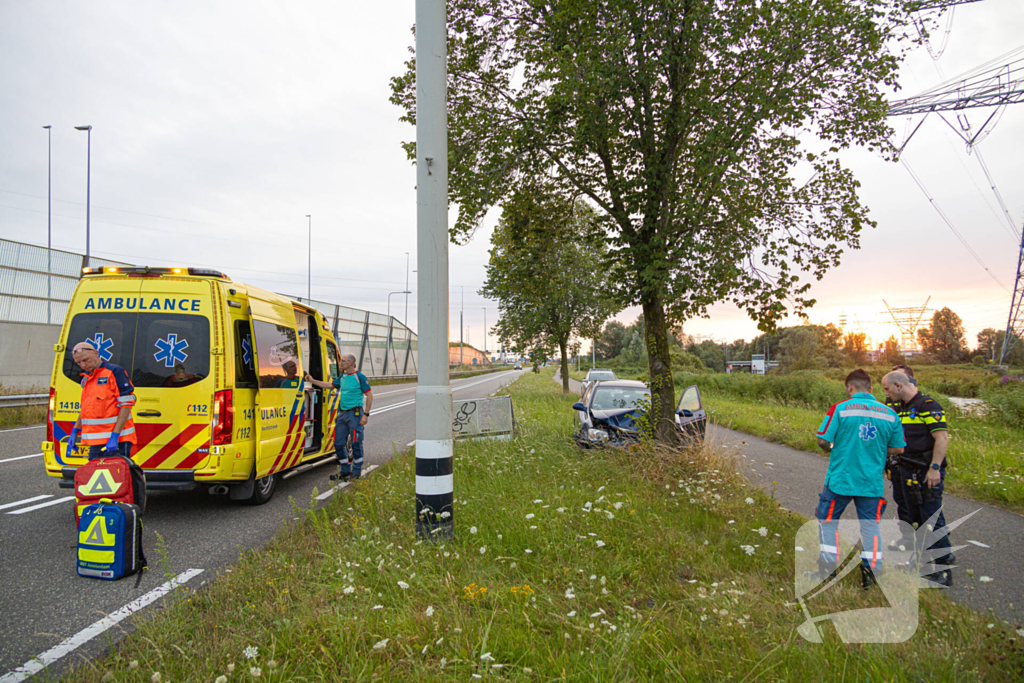 Automobilist gewond bij botsing tegen boom