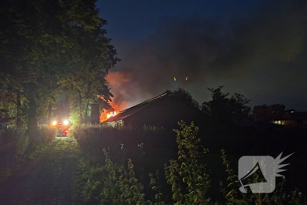 Vlammenzee en rookwolken bij uitslaande brand