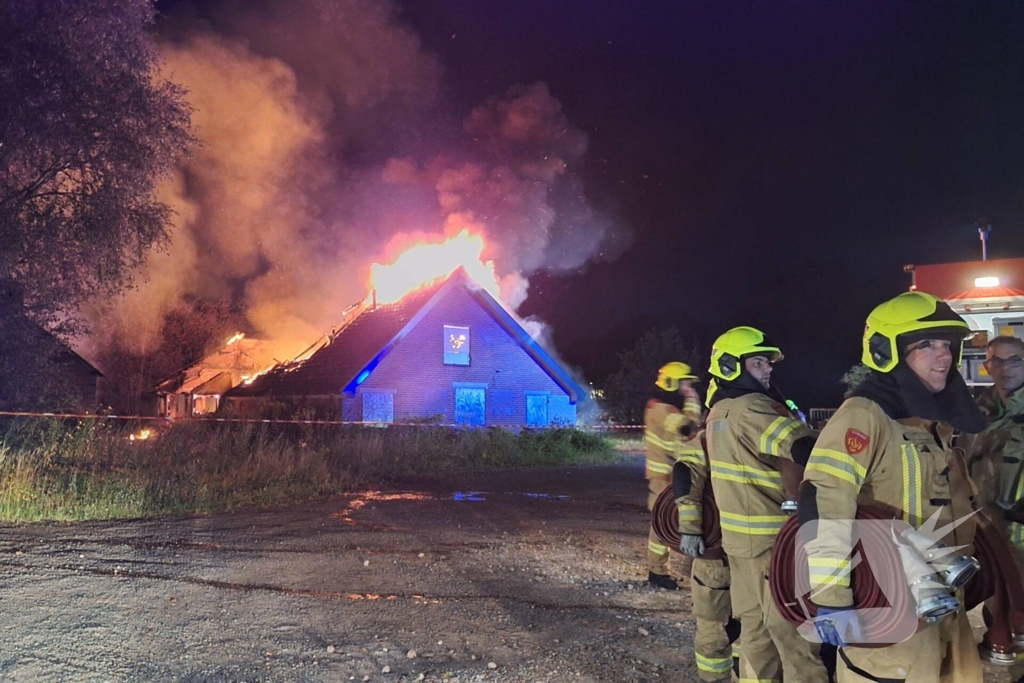 Vlammenzee en rookwolken bij uitslaande brand