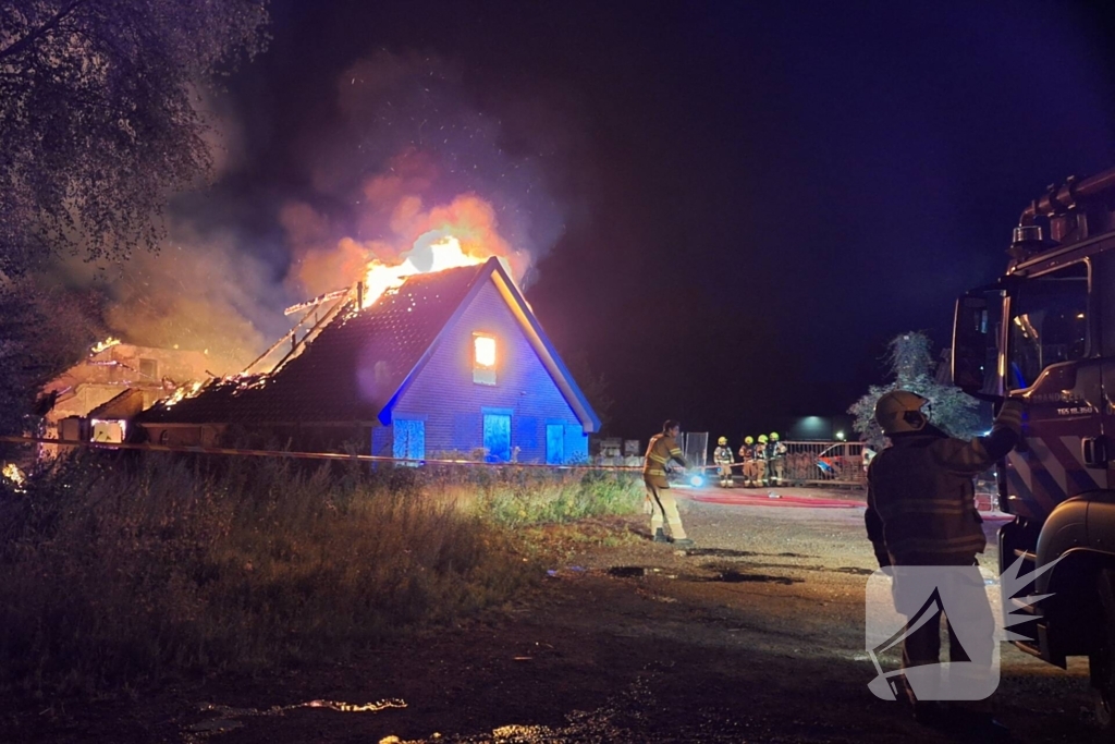 Vlammenzee en rookwolken bij uitslaande brand