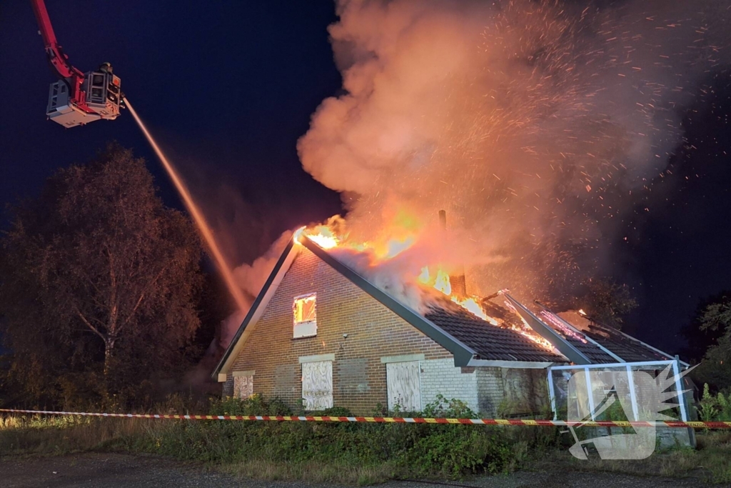 Vlammenzee en rookwolken bij uitslaande brand