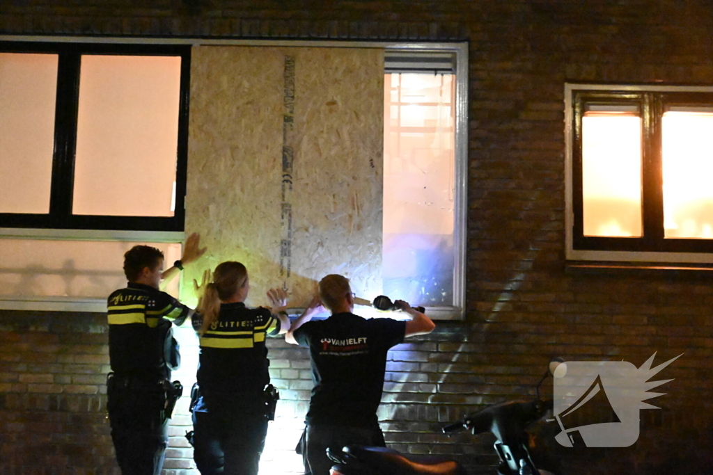 Politie assisteert afdichter bij explosie bij woning