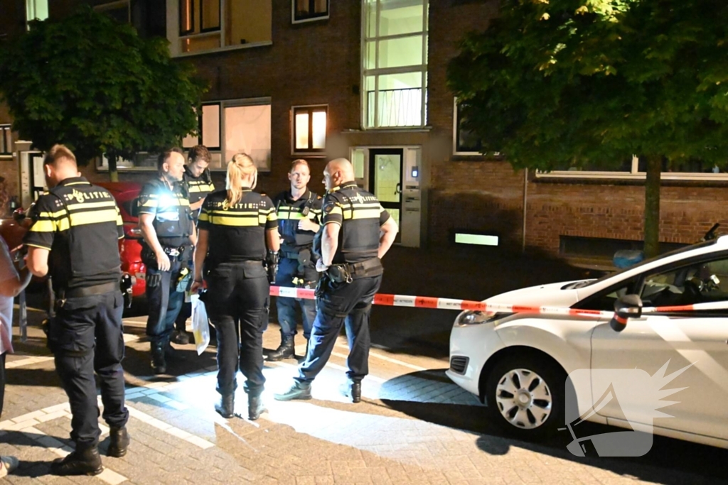 Politie assisteert afdichter bij explosie bij woning