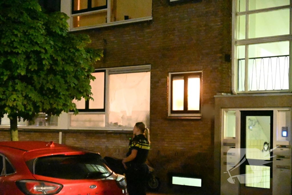 Politie assisteert afdichter bij explosie bij woning