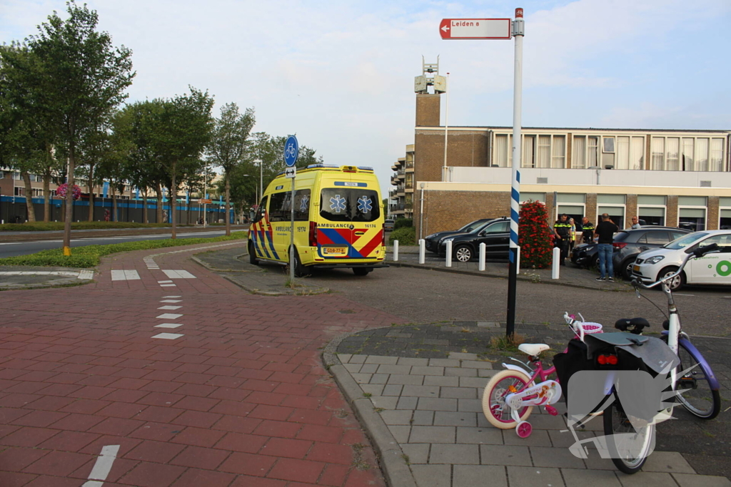 Kind op kinderfiets aangereden door automobilist