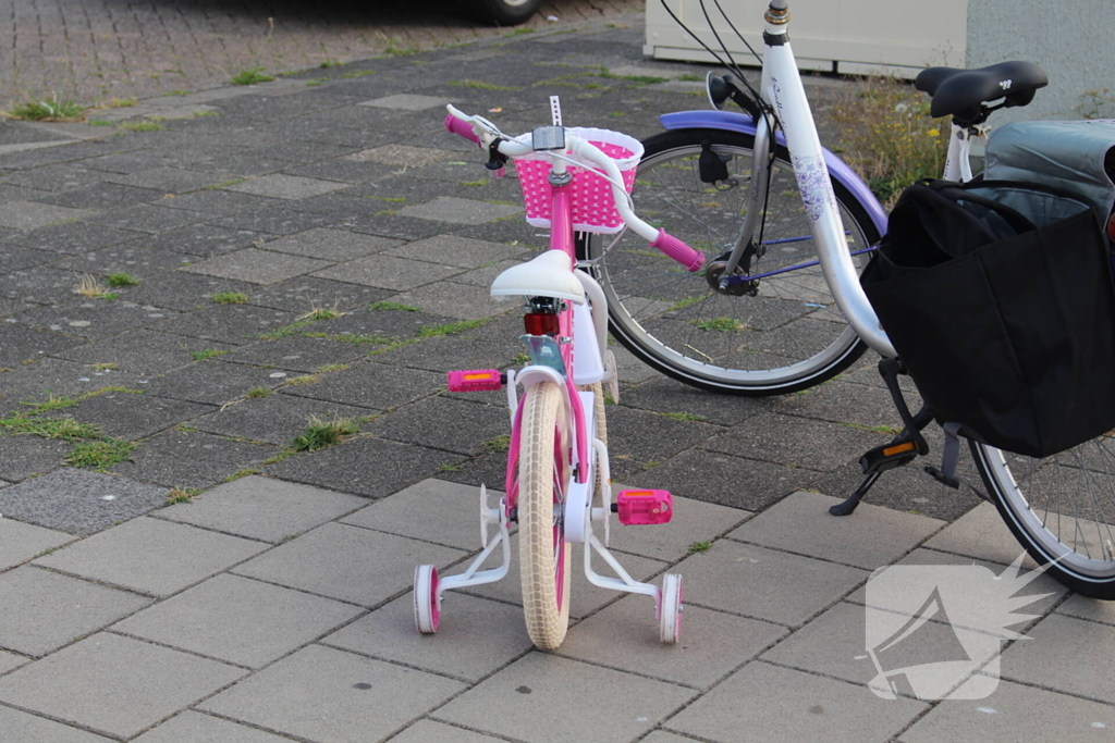 Kind op kinderfiets aangereden door automobilist