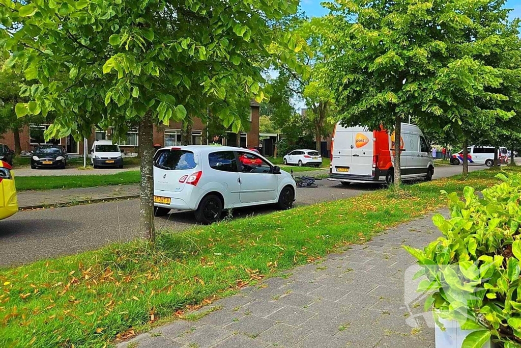 Ongeval letsel fietser botst tegen PostNL busje